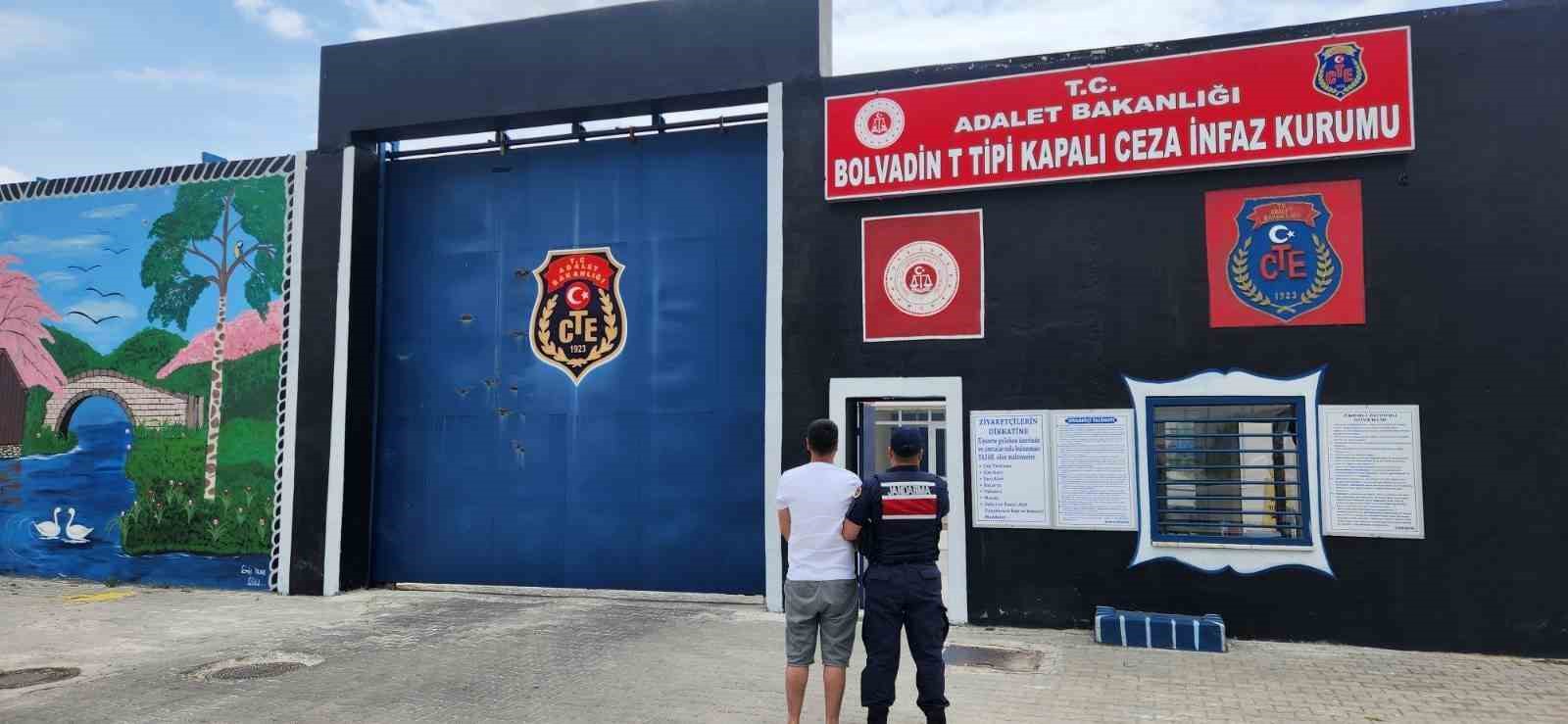 Jandarma çeşitli suçlardan aranan 46 kişi yakalandı