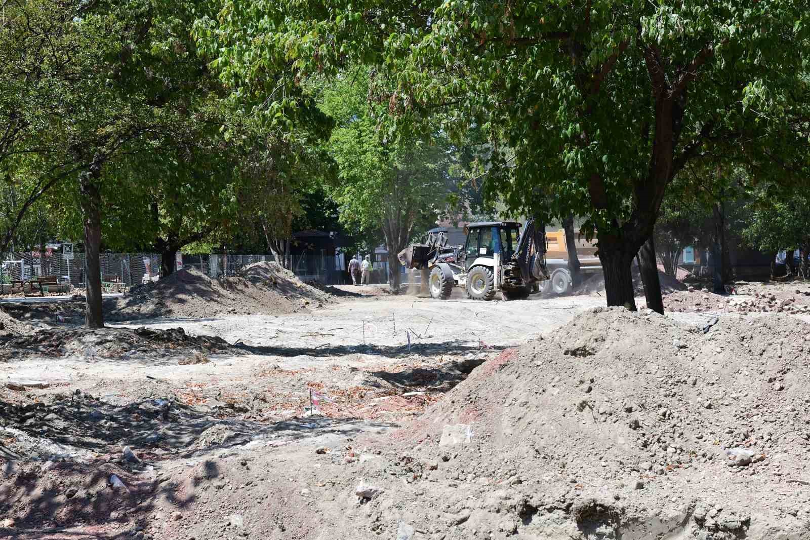 Başkan Erol, Kestel&rsquo;in kalbi Aile Parkı&rsquo;ndaki &ccedil;alışmaları inceledi