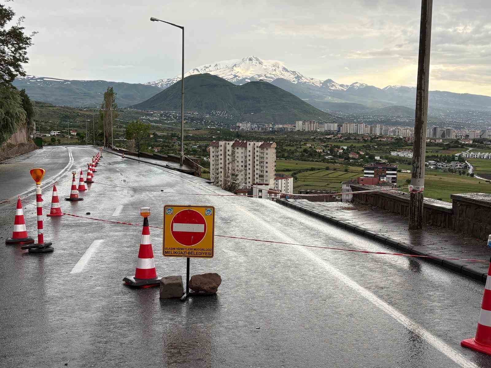 Kayseri’de istinat duvarı çöktü, bir ev zarar gördü