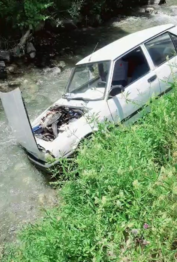 Direksiyon hakimiyeti kaybolan otomobil şarampole u&ccedil;tu