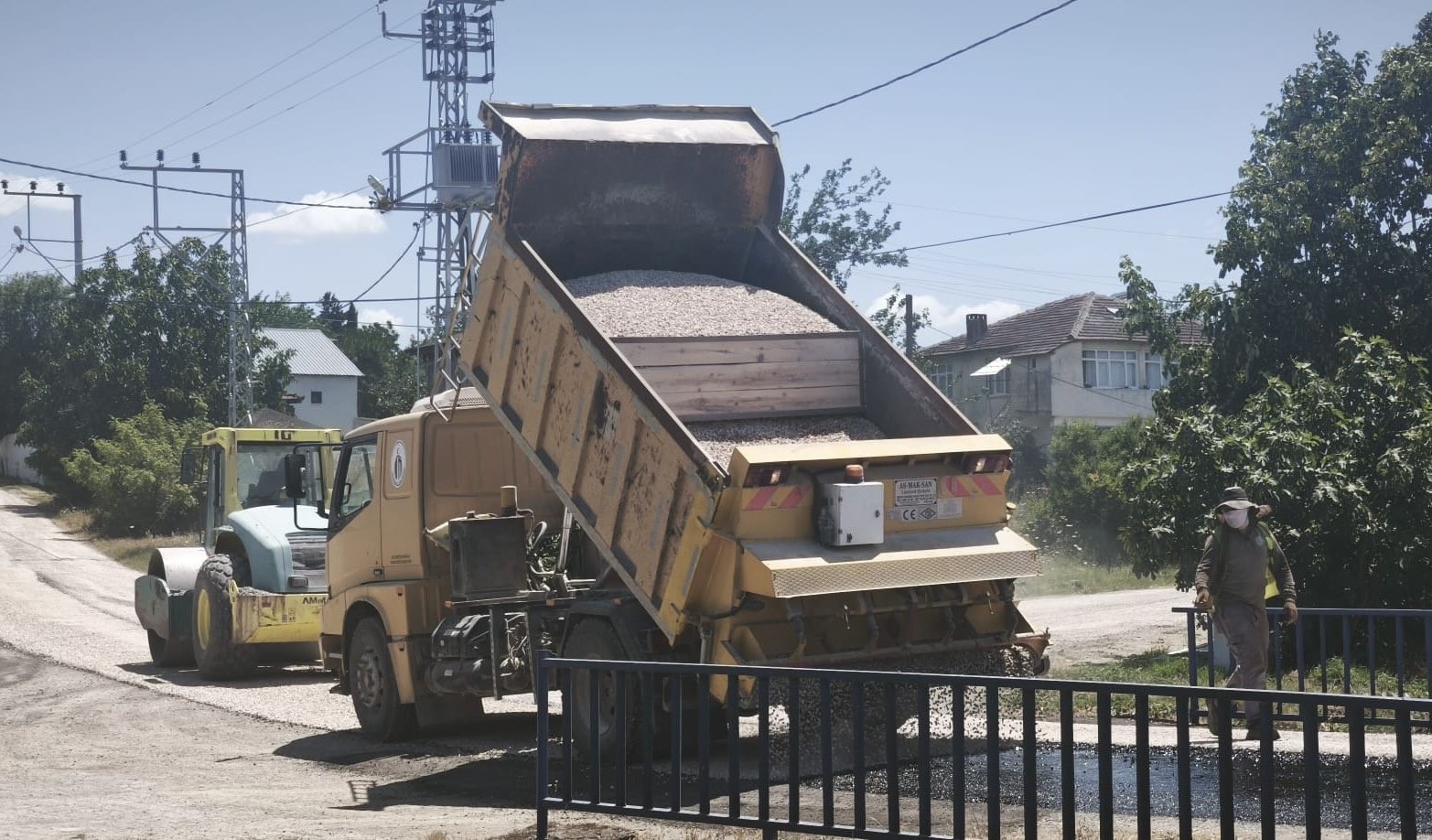 Biga Geyikkırı Köyü yolu yenilendi