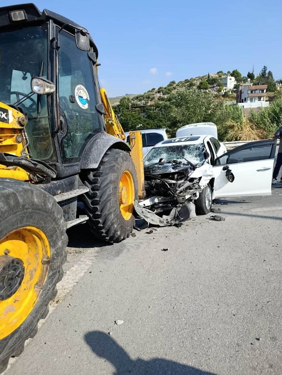 Arsuz&rsquo;da kep&ccedil;eyle &ccedil;arpışan otomobil hurdaya d&ouml;nd&uuml;: 2 yaralı