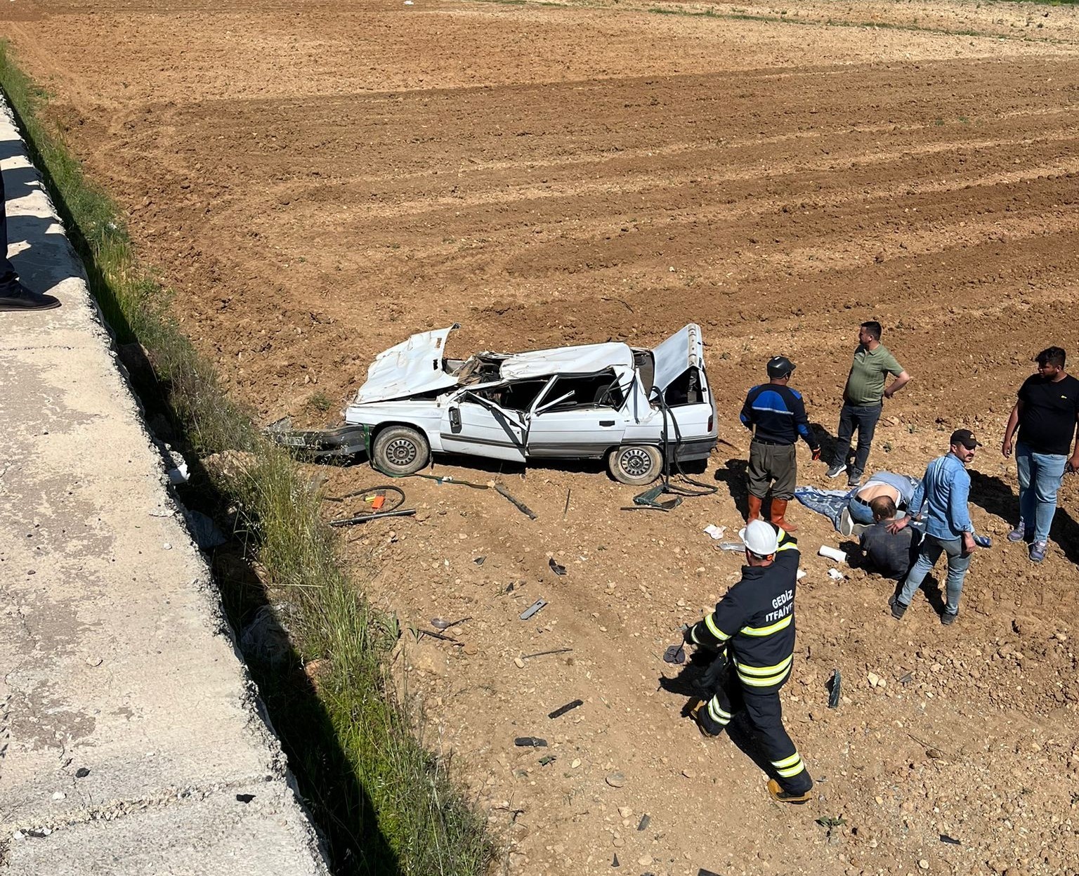 Gediz&rsquo;de otomobil tarlaya u&ccedil;tu, 2 yaralı