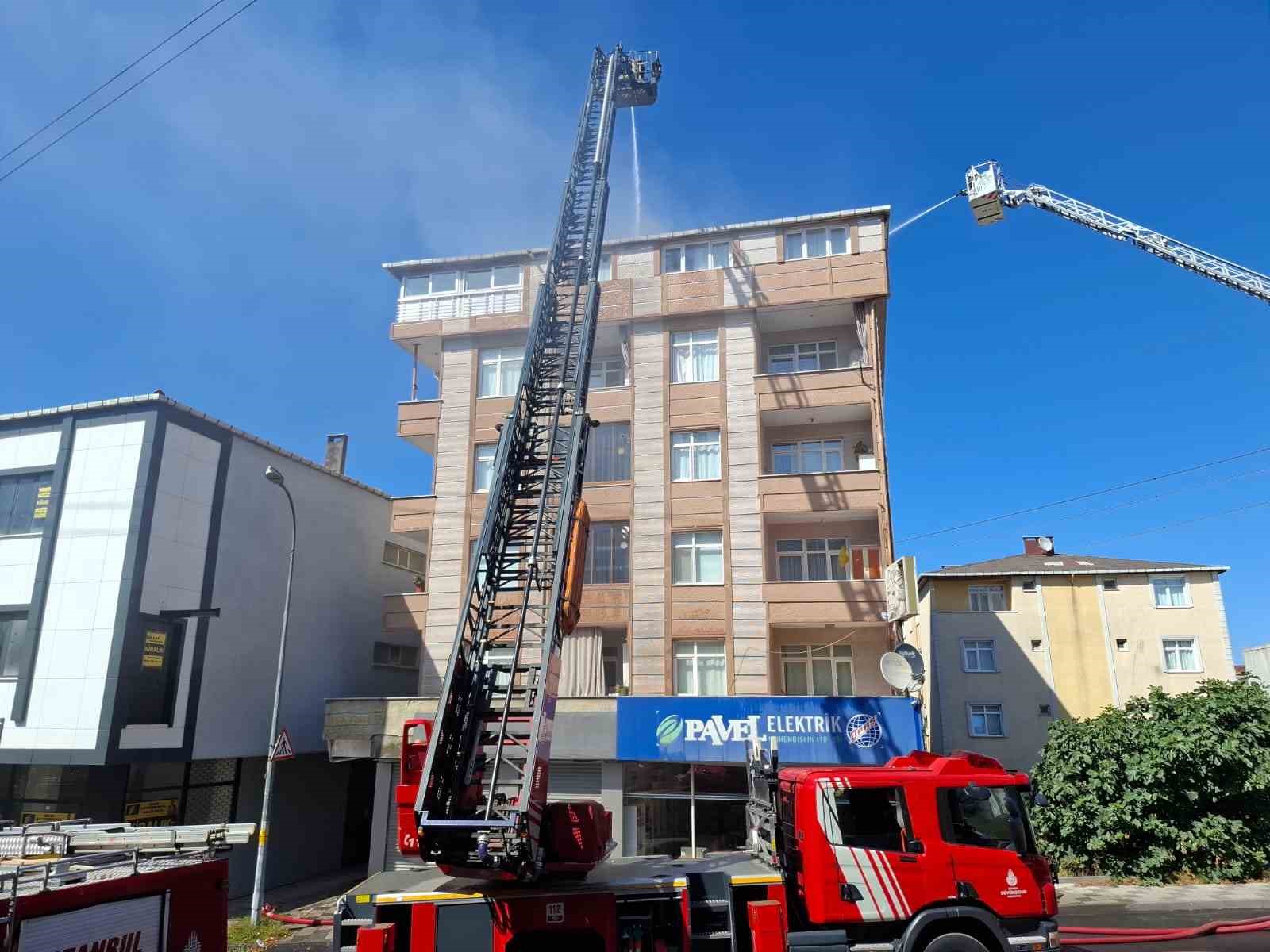 Ataşehir’de 5 katlı binanın çatı katında yangın
