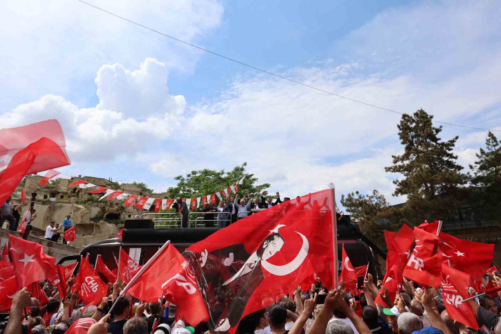 Özgür Özel: "CHP’nin seçilmiş genel başkanıyım, beni seven yarın sandığa gitsin"