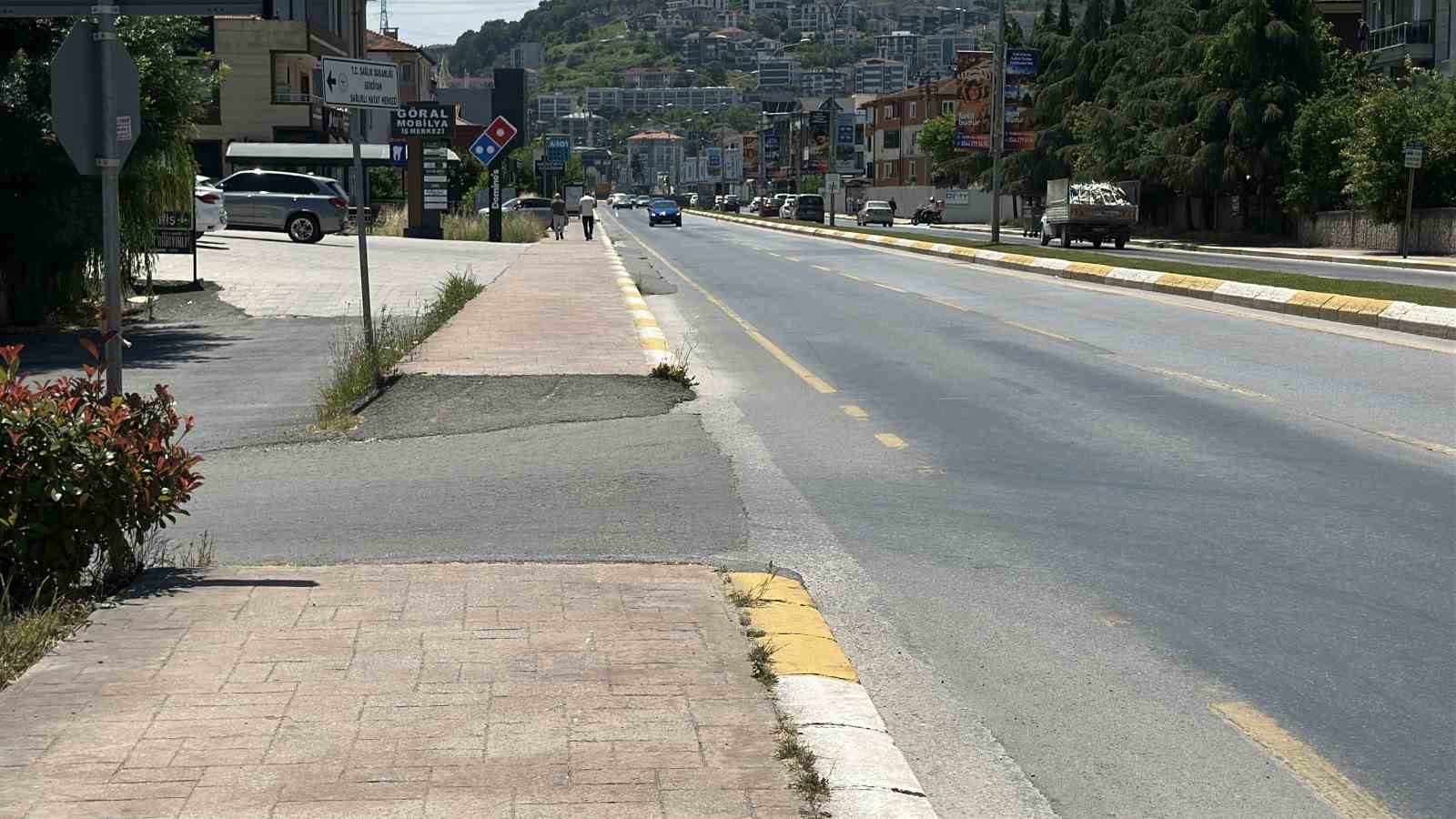 Aniden yola fırlayan bisikletli çocuklar ölümün kıyısından döndü