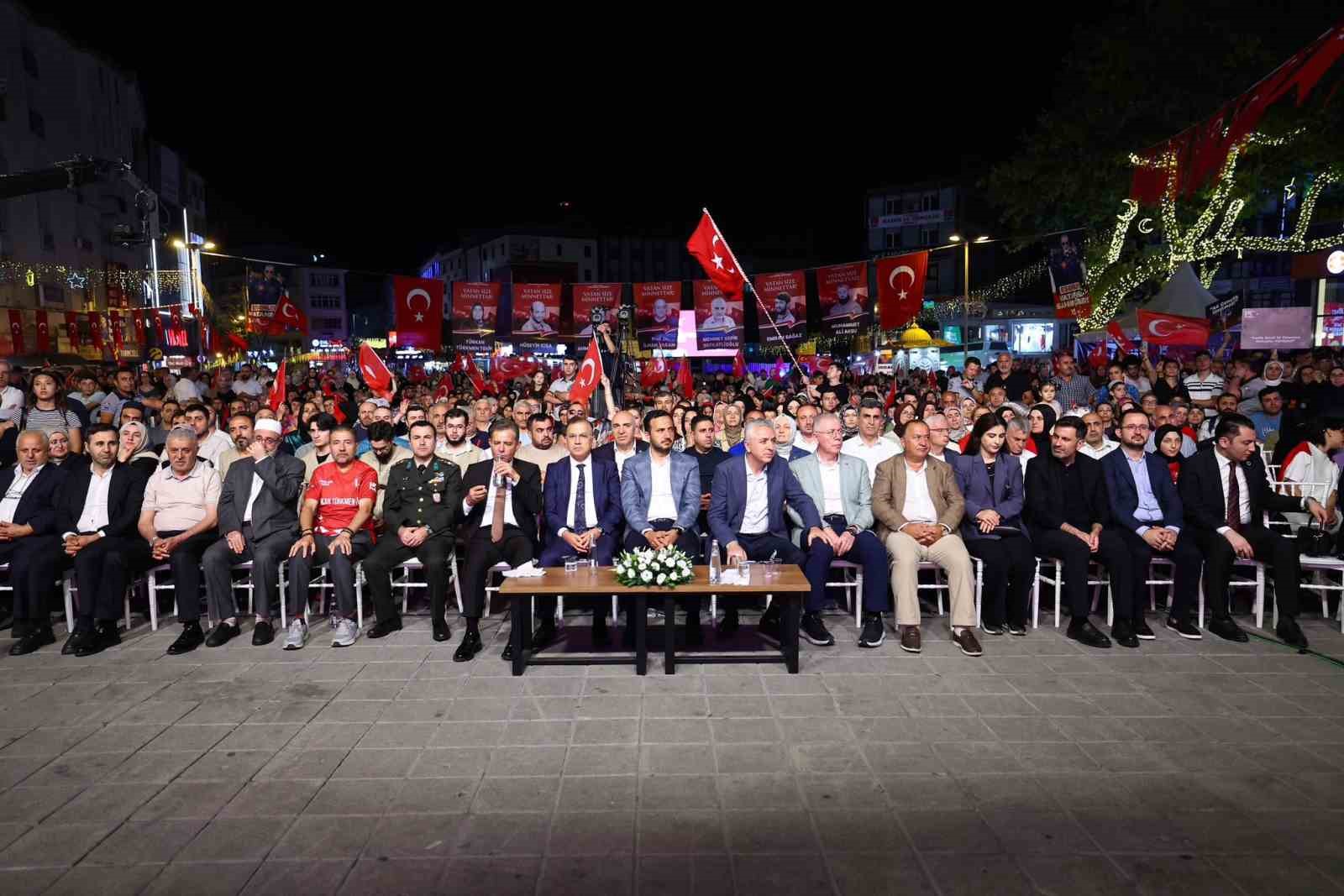 Esenler&rsquo;de 253 metrelik bayrakla 15 Temmuz şehitleri anıldı