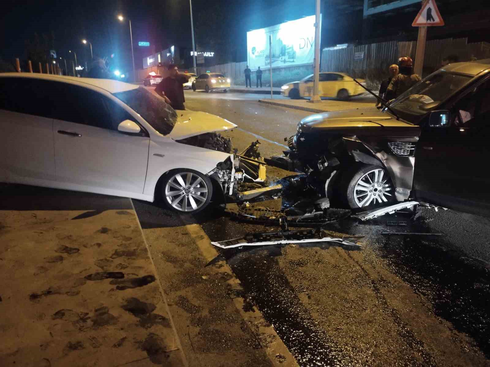 Sancaktepe’de ters yönden gelen otomobil, 2 araca çarptı: 2’si ağır 5 yaralı