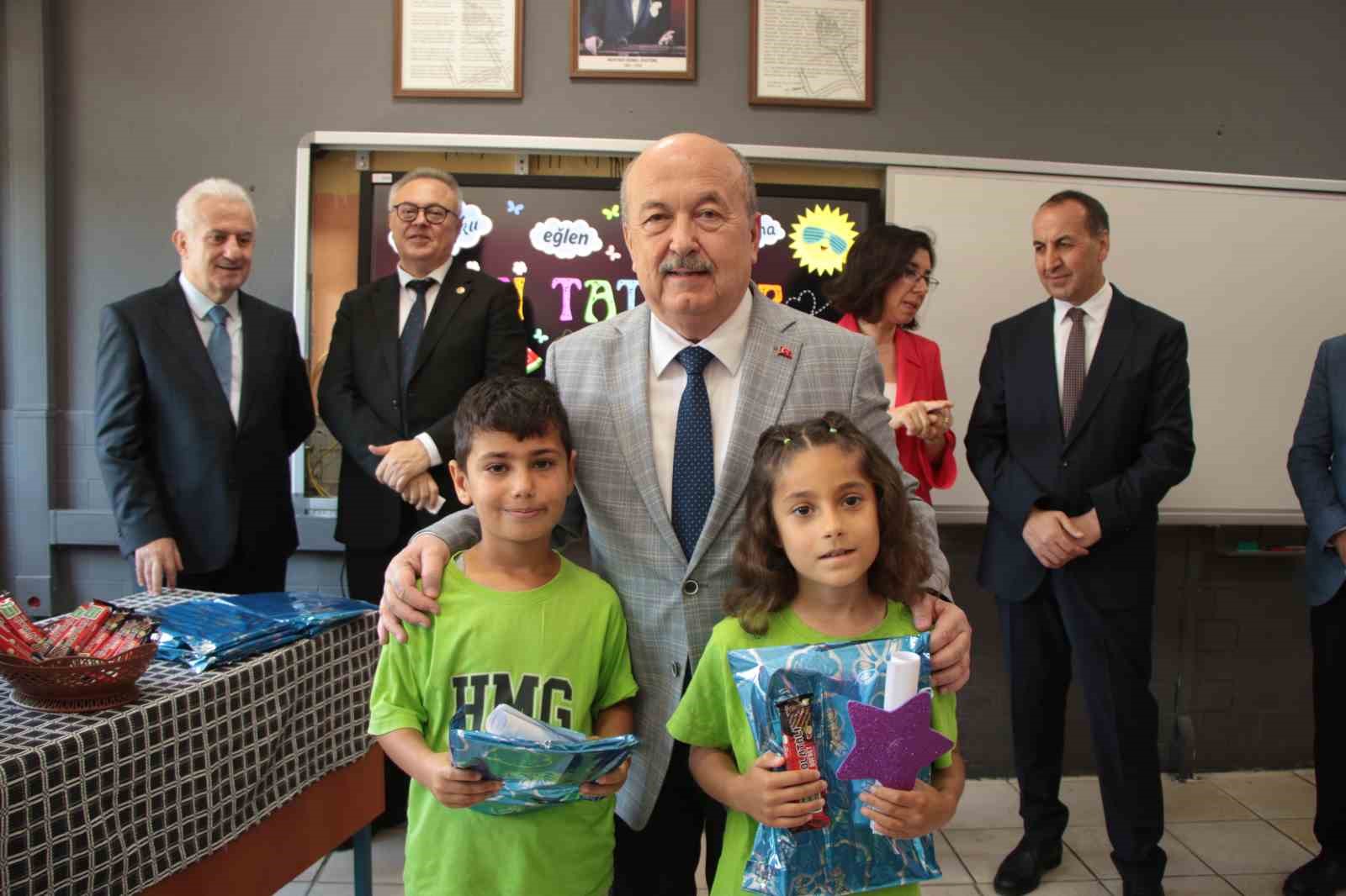 Uşak&rsquo;ta 64 bin 344 &ouml;ğrenci karne sevinci yaşadı