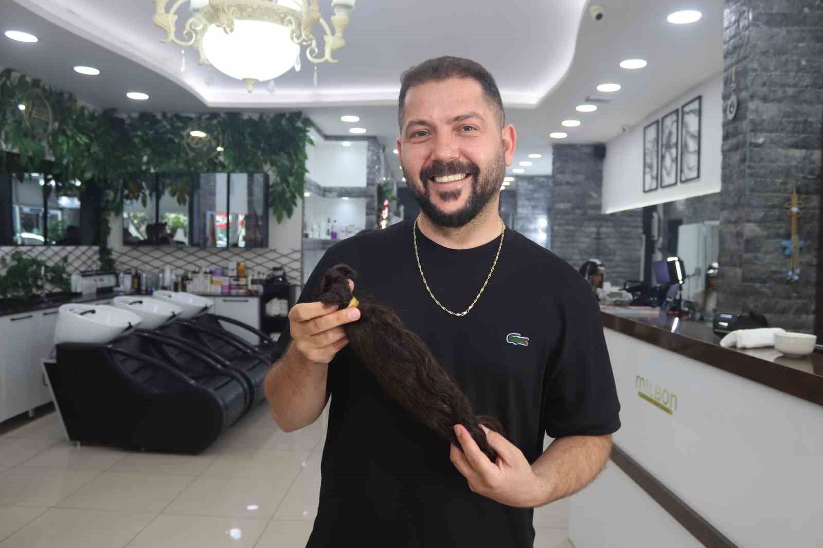Gözü gibi koruduğu saçlarını kanser hastası çocuklar için kesti