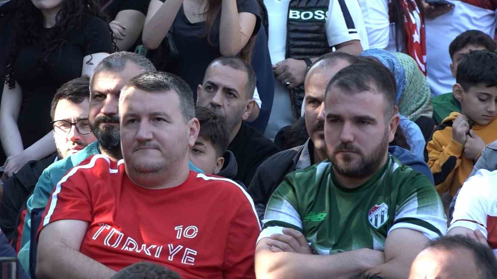 Bursa’da meydanlara kurulan dev ekranlarda Dünya Kupası heyecanı yaşandı