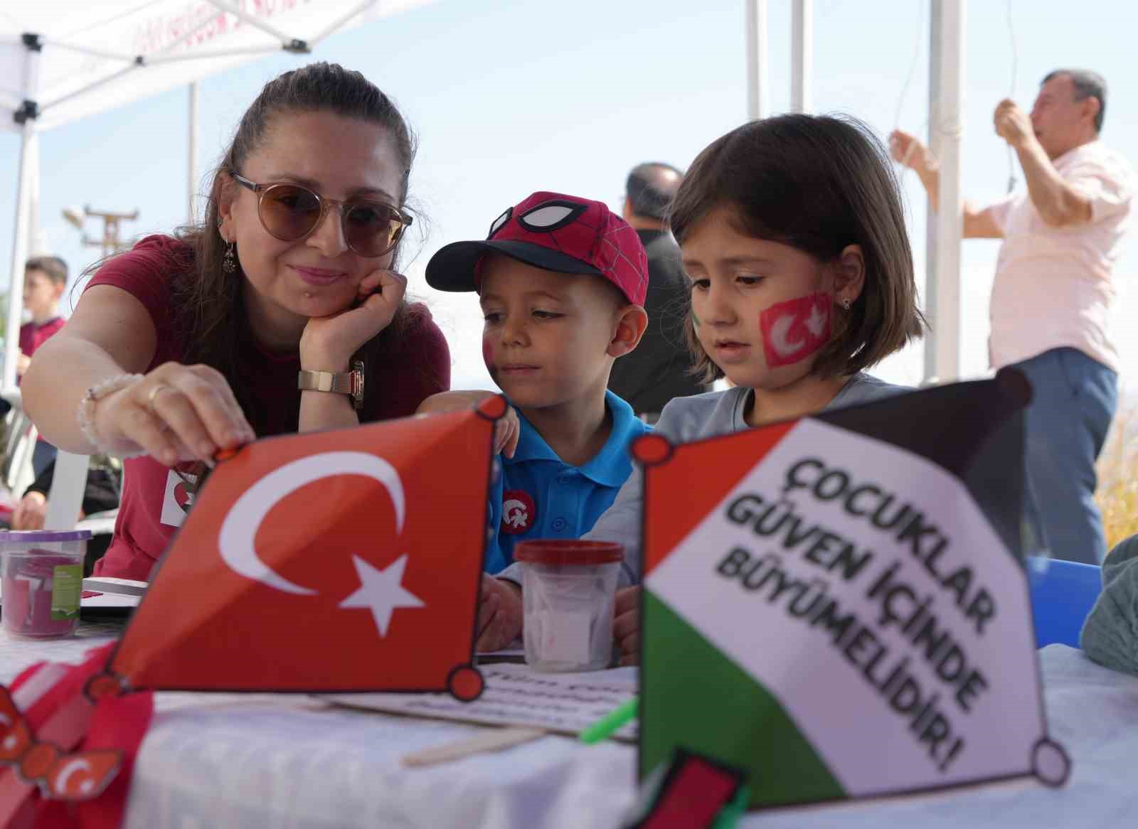 Çocukların ortak dileği ’savaşlar bitsin’ oldu: Uçurtmalar Filistinli yaşıtları için yükseldi