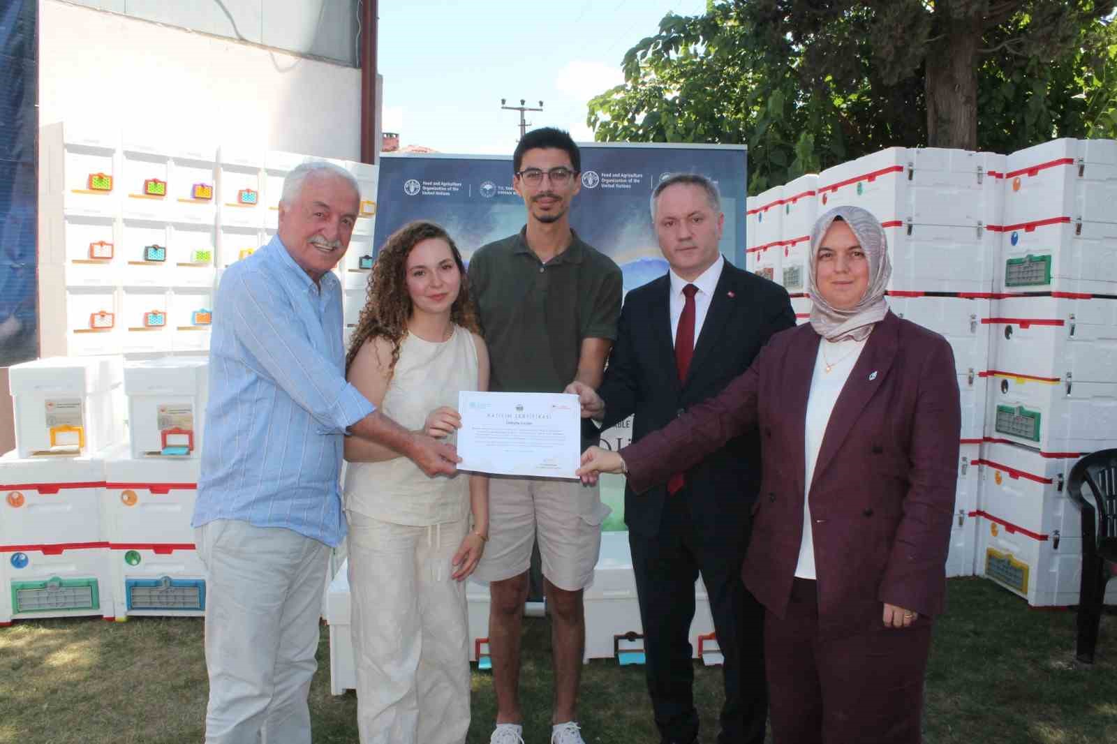 Genç arıcılara 380 adet arısız strafor kovan dağıtıldı