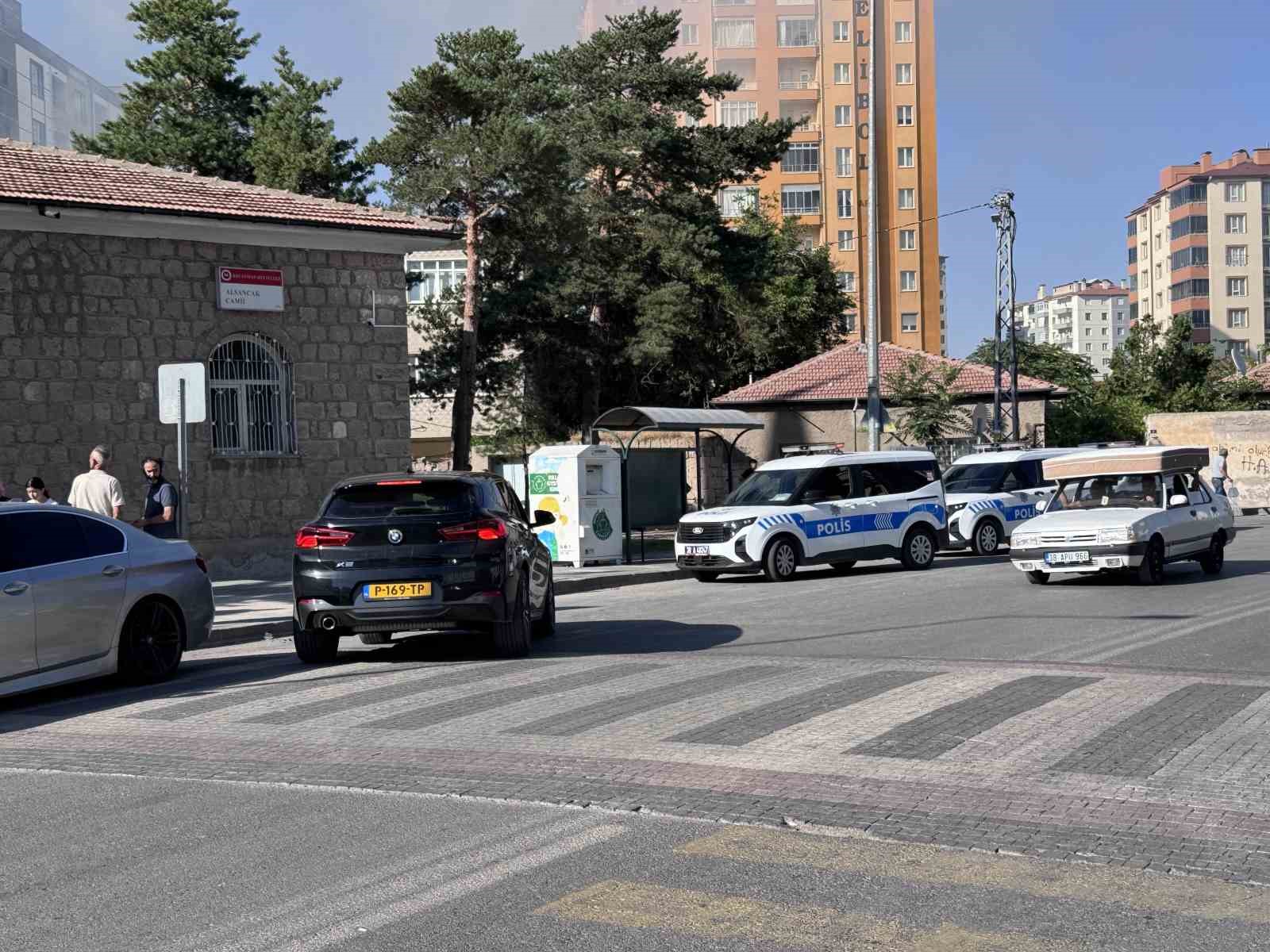 Kayseri’de korkutan çatı yangını