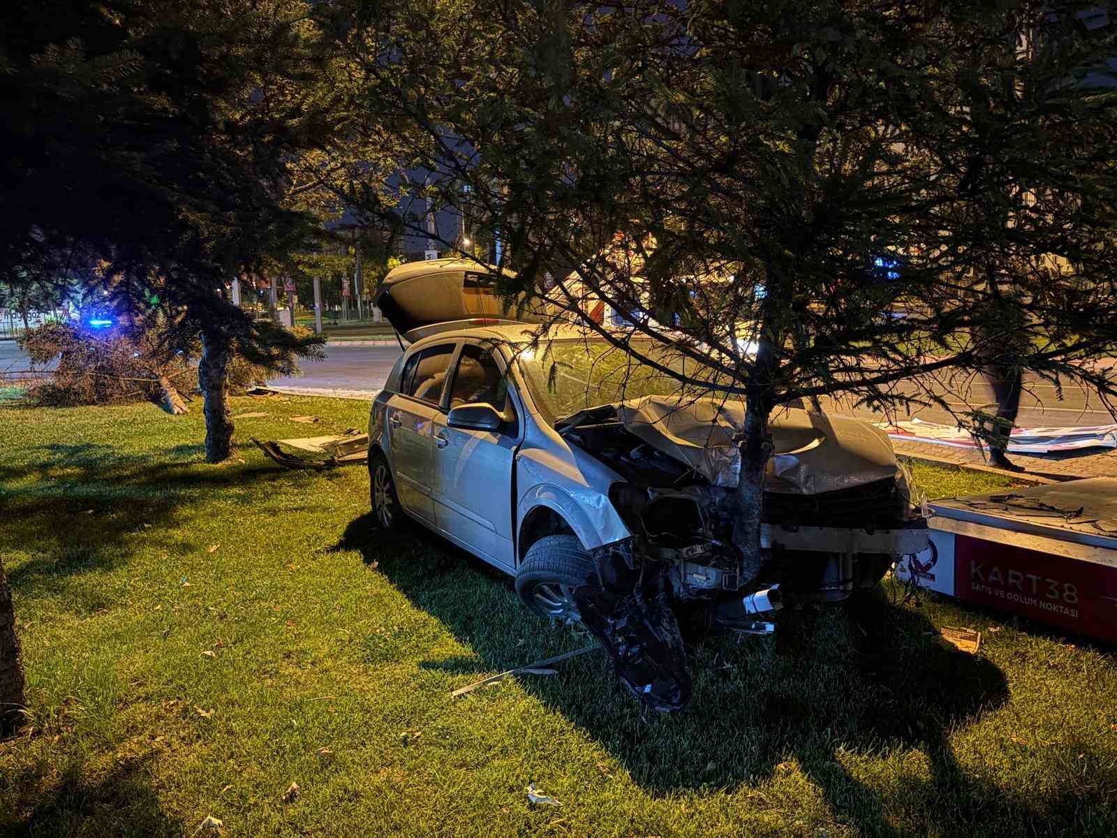 Otomobil parka daldı, ortalık savaş alanına döndü