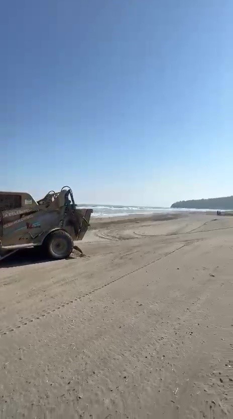 Ak&ccedil;akoca&rsquo;da plajlarda temizlik ve kum tesviyesi &ccedil;alışması