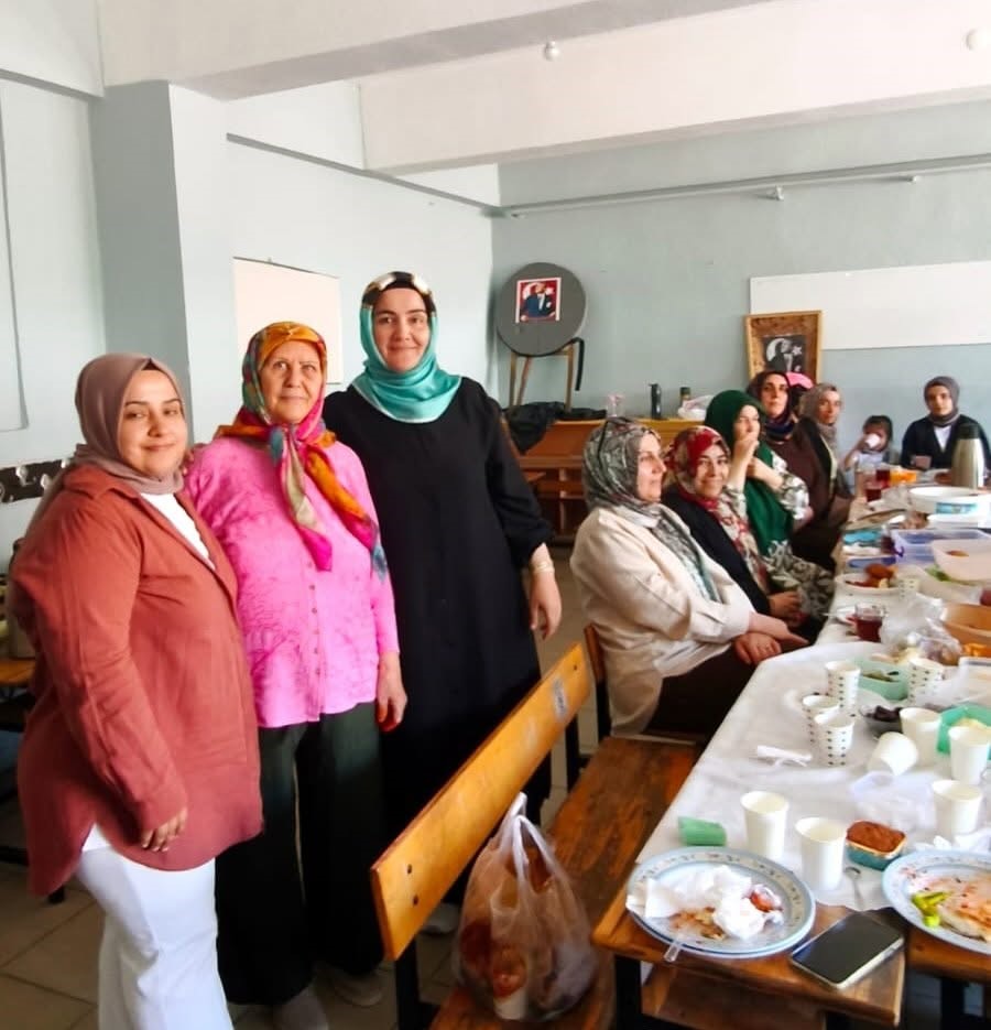 Burhaniyeli kadınların okuma yazma sevinci