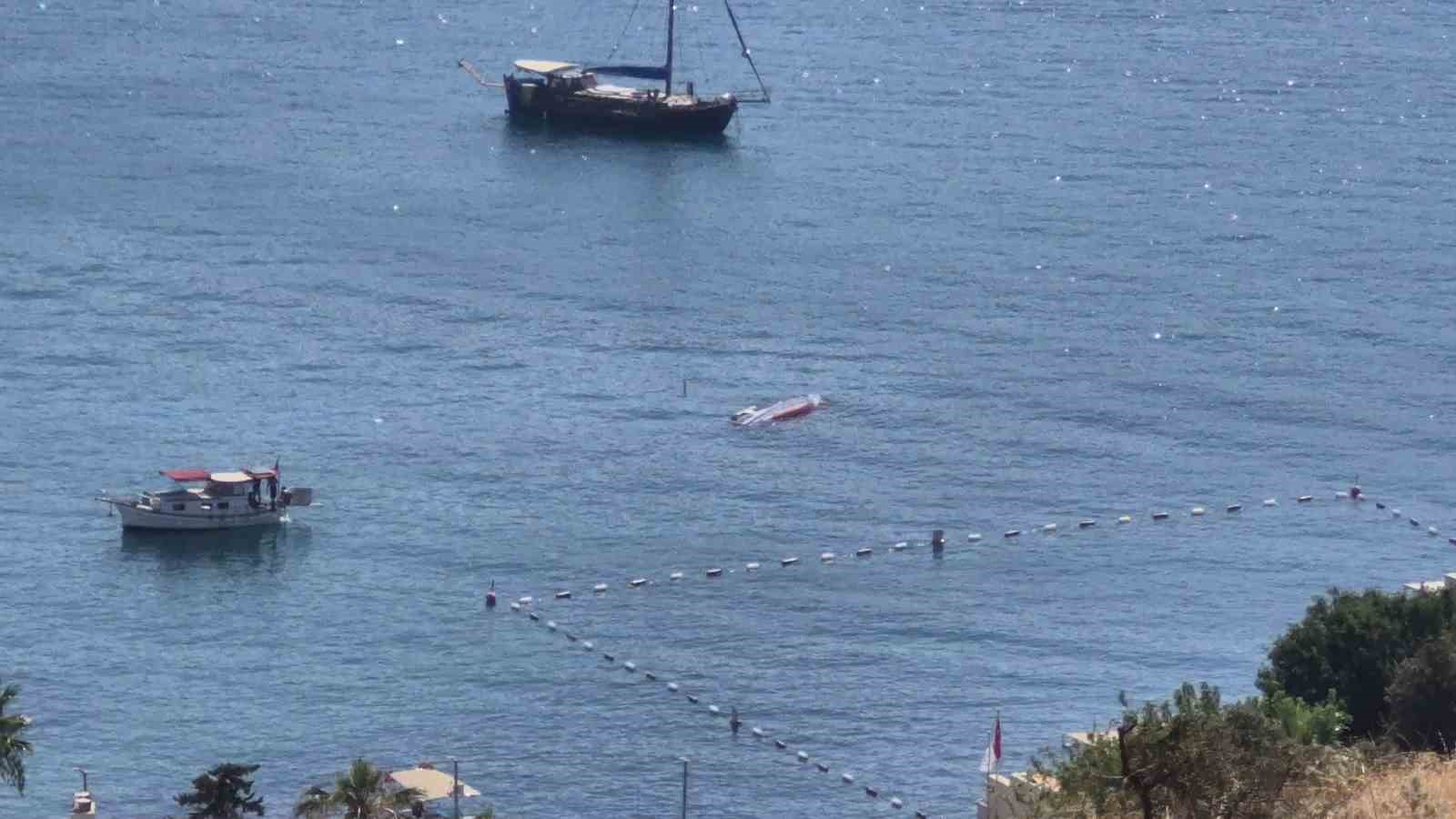 Yelkenli tekne sulara gömüldü