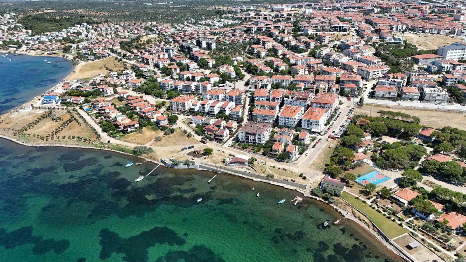 Ayvalık’ta yol ve kaldırım çalışmaları sürüyor