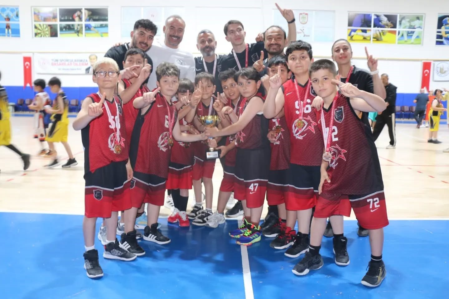 Minik basketbolcular kupalarına kavuştu