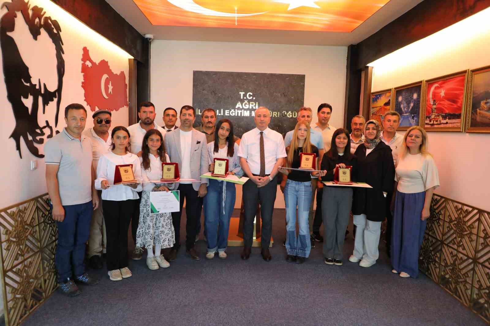 Ağrı’da "Sağlıklı Nesil Sağlıklı Gelecek" yarışmalarında dereceye giren öğrenciler ödüllendirildi