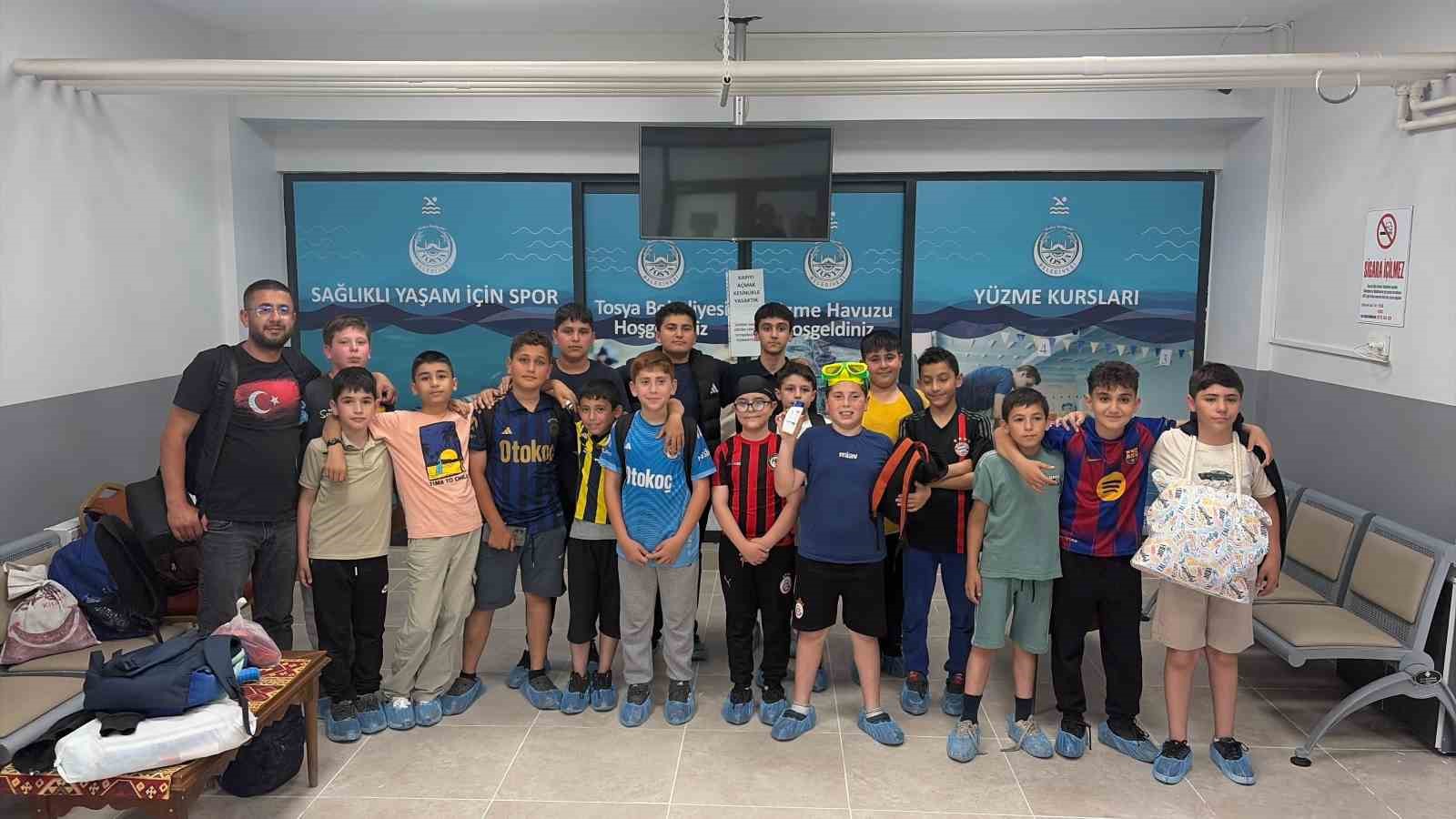 Çorumlu öğrenciler Tosya’da havuzda serinledi