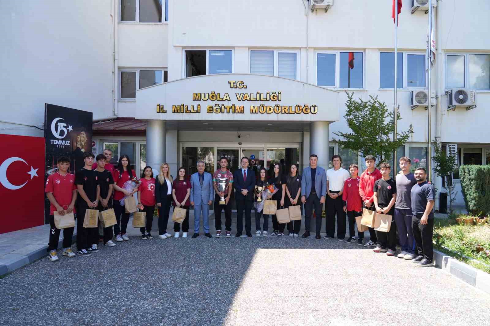 Muğla&rsquo;nın şampiyon &ouml;ğrencileri İl Milli Eğitim M&uuml;d&uuml;r&uuml; &Ccedil;ay ile bir araya geldi