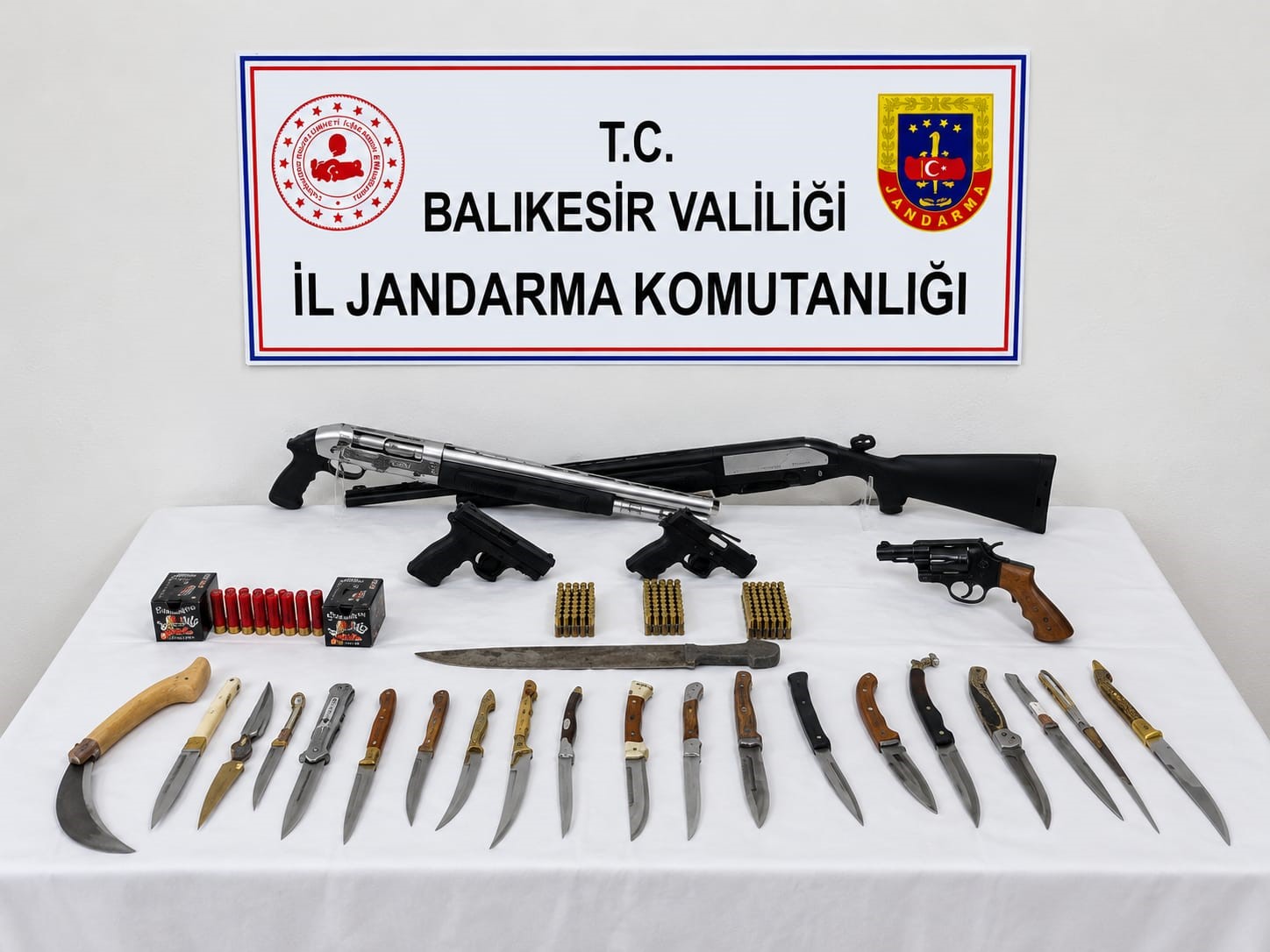 Bandırma ve Ayvalık&rsquo;ta silah ticareti operasyonu: 10 ş&uuml;pheli yakalandı