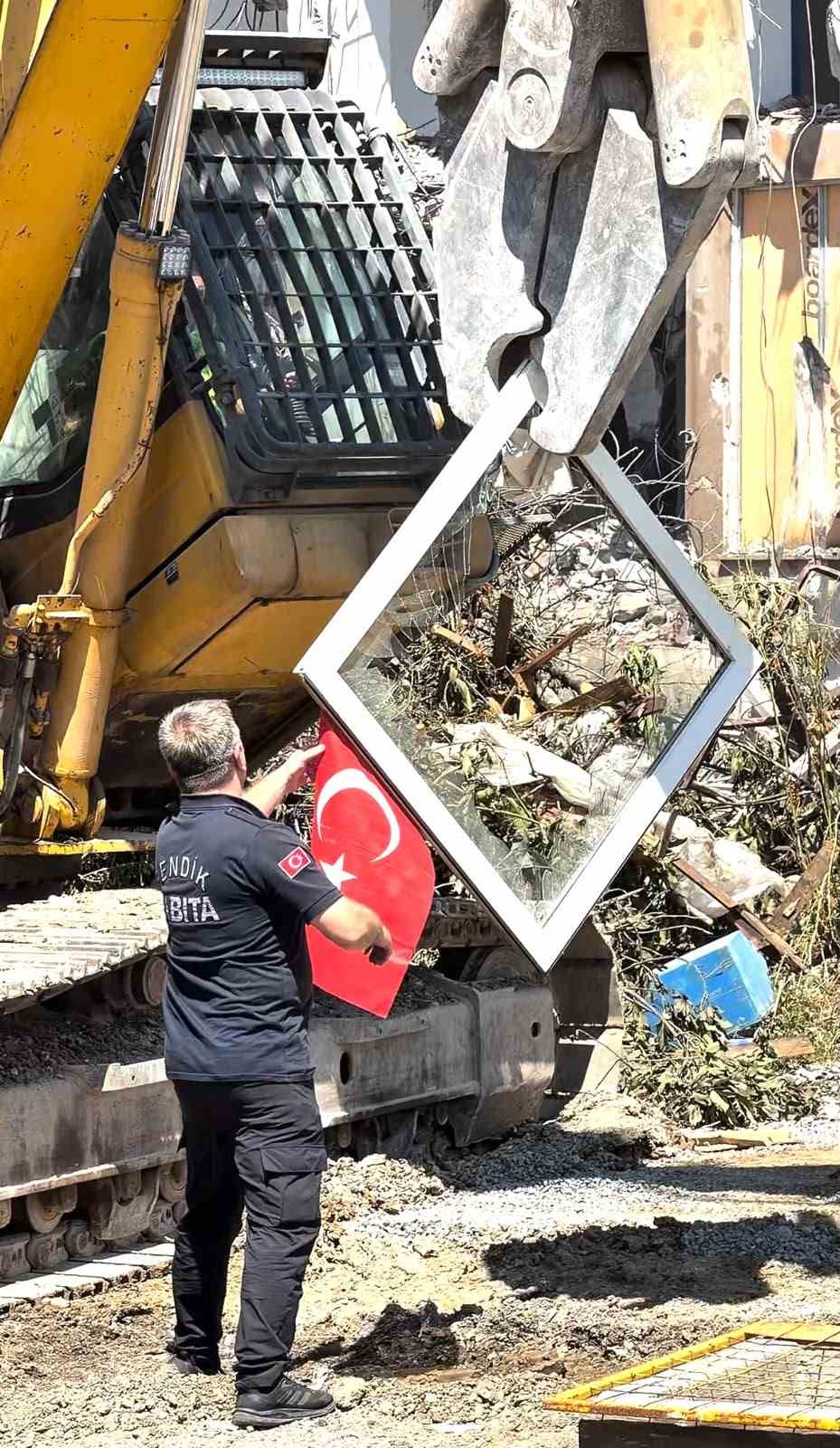 Pendik’te yıkım sırasında dikkat çeken hassasiyet: Kepçe operatörü Türk Bayrağı için çalışmayı durdurdu