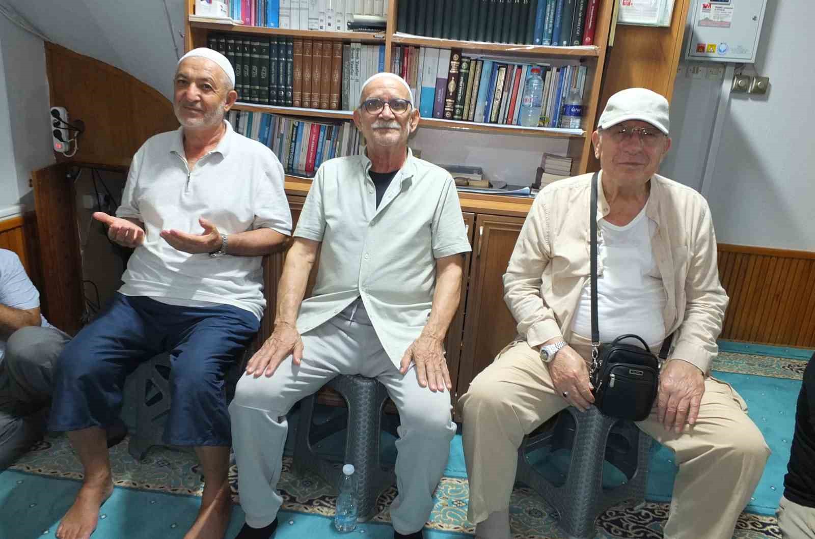 Burhaniye&rsquo;de Mevlit Kandilinde camiler doldu