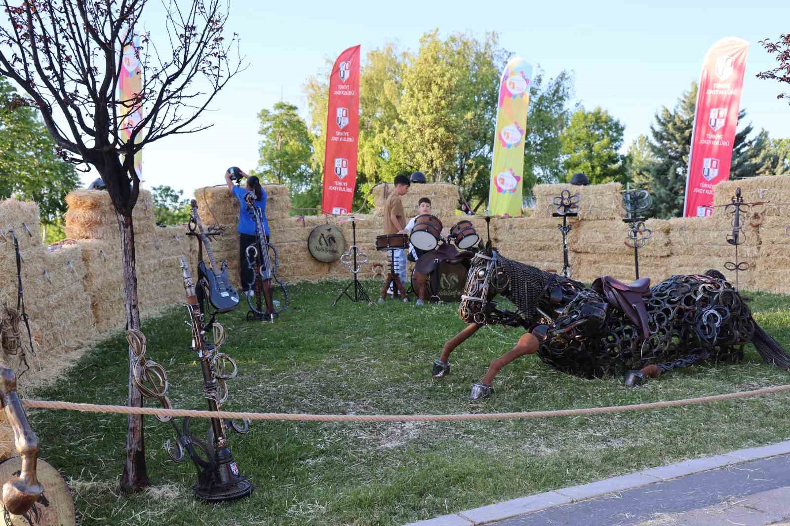 Hurda ve atık malzemeler enstrüman oldu