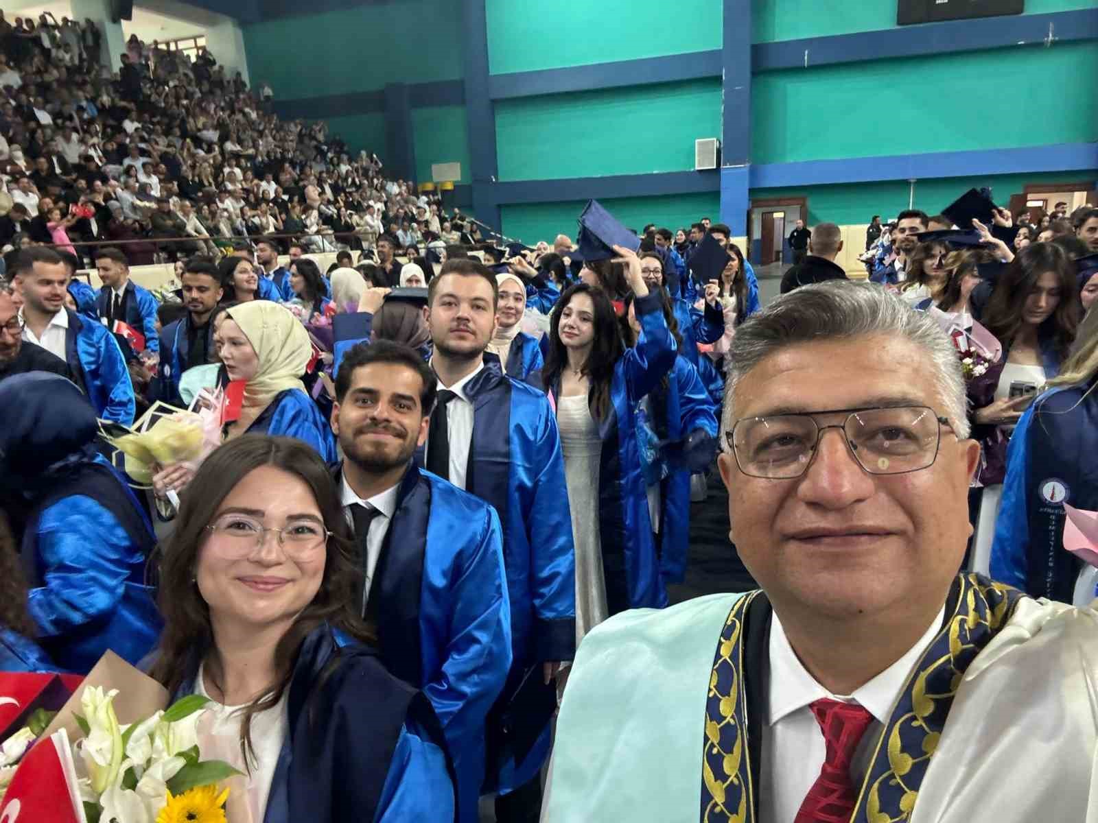 Kütahya Dumlupınar Üniversitesi’nde binlerce öğrenci mezuniyet sevinci yaşadı