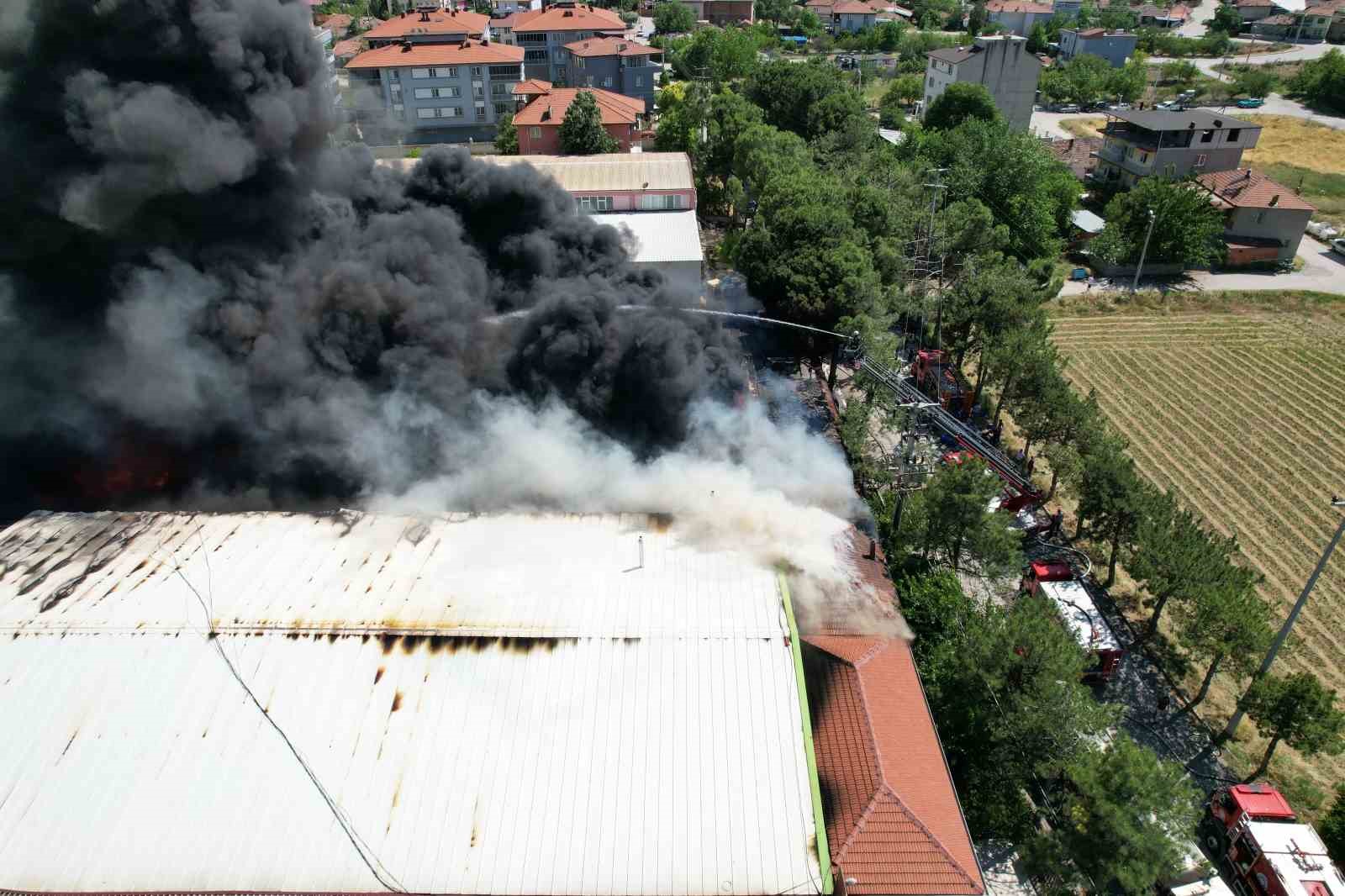 Kauçuk fabrikasındaki yangın havadan görüntülendi