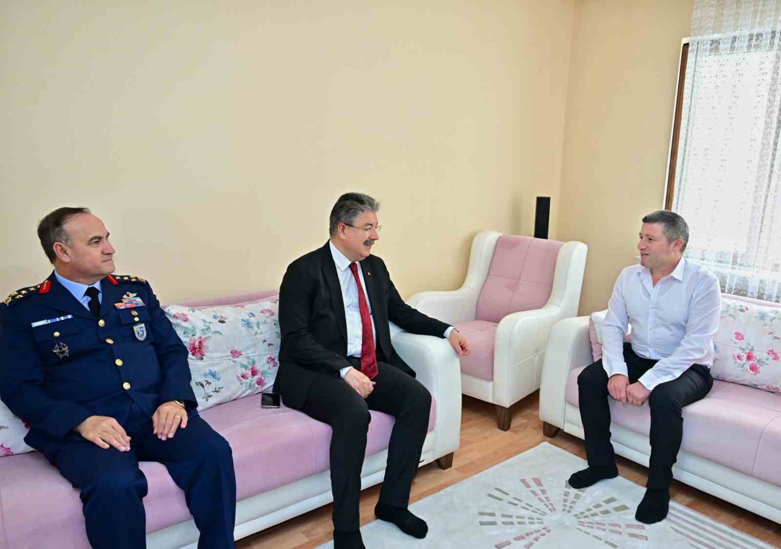 Eskişehir Valisi Yılmaz, 15 Temmuz gazilerini evlerinde ziyaret etti