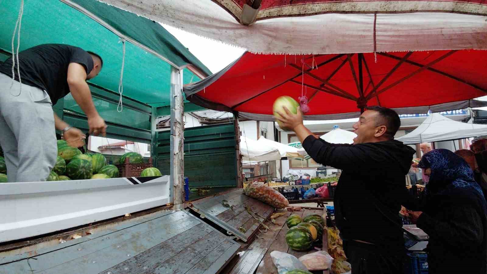 Bolu’da hayırsever esnaf 1 ton karpuzu 1 saatte ücretsiz dağıttı