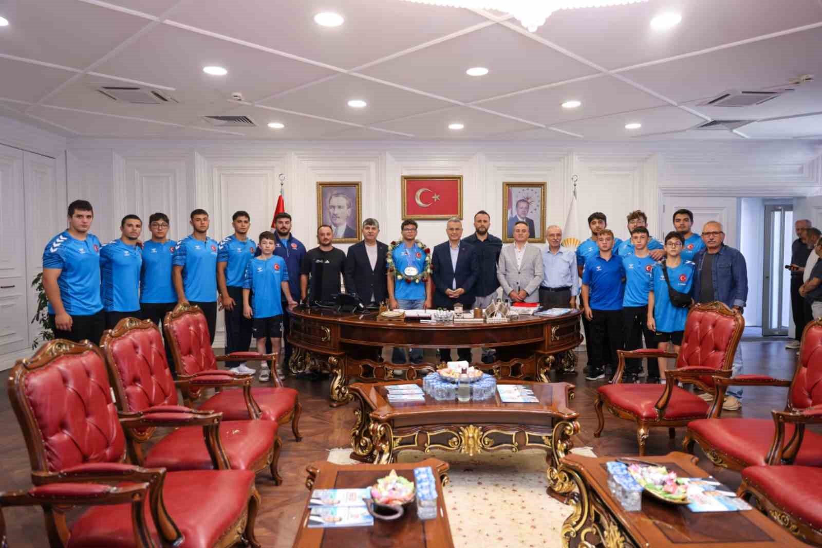 İlkadımlı g&uuml;reş&ccedil;iden tarihi başarı