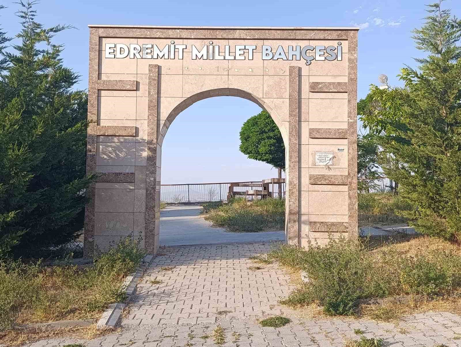 Edremit’te vatandaşın park tepkisi: "Masalar yüksek, çocuk oyun alanı yok"