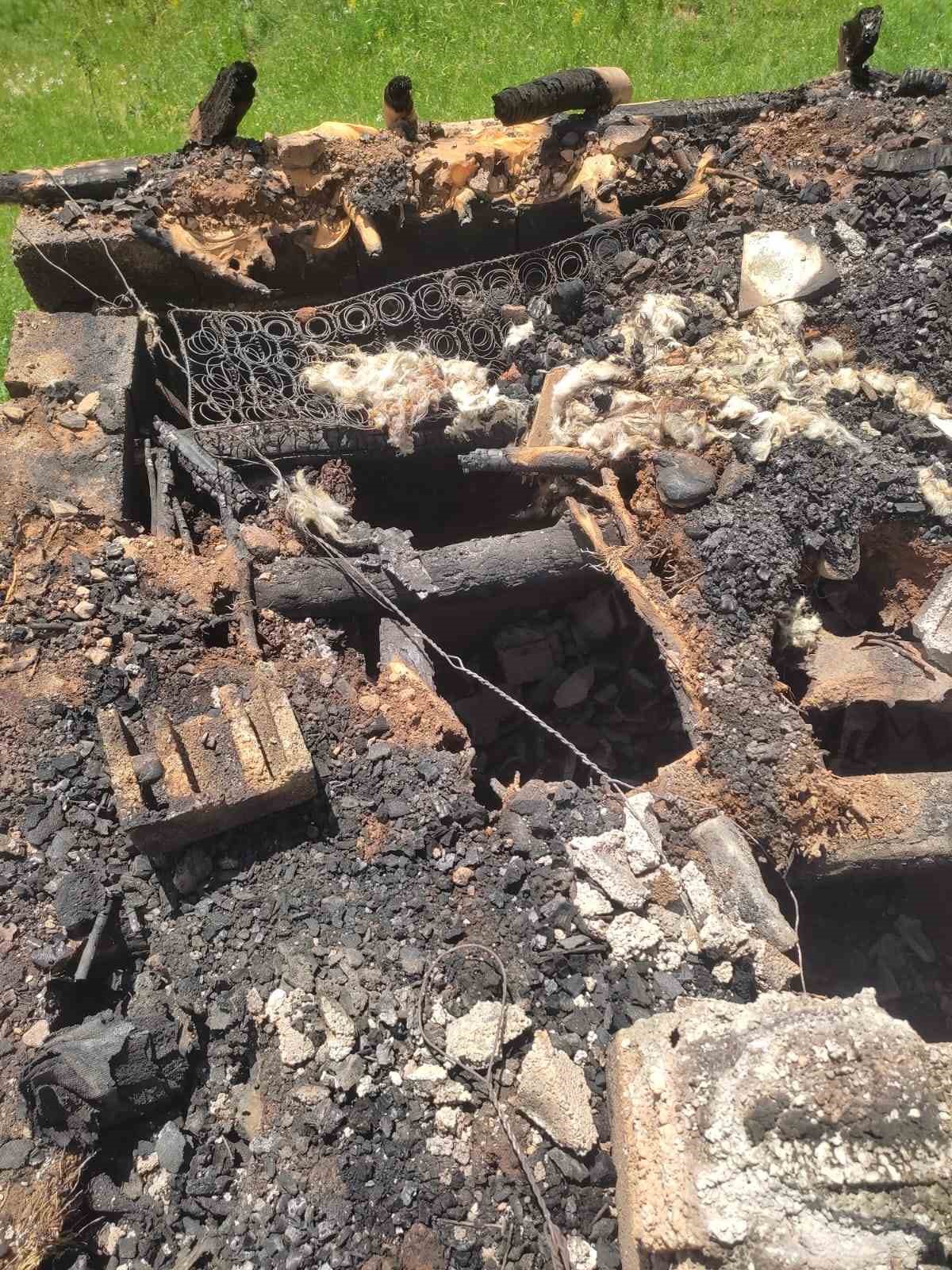 Y&uuml;ksekova&rsquo;da odunluk ve garaj yangını