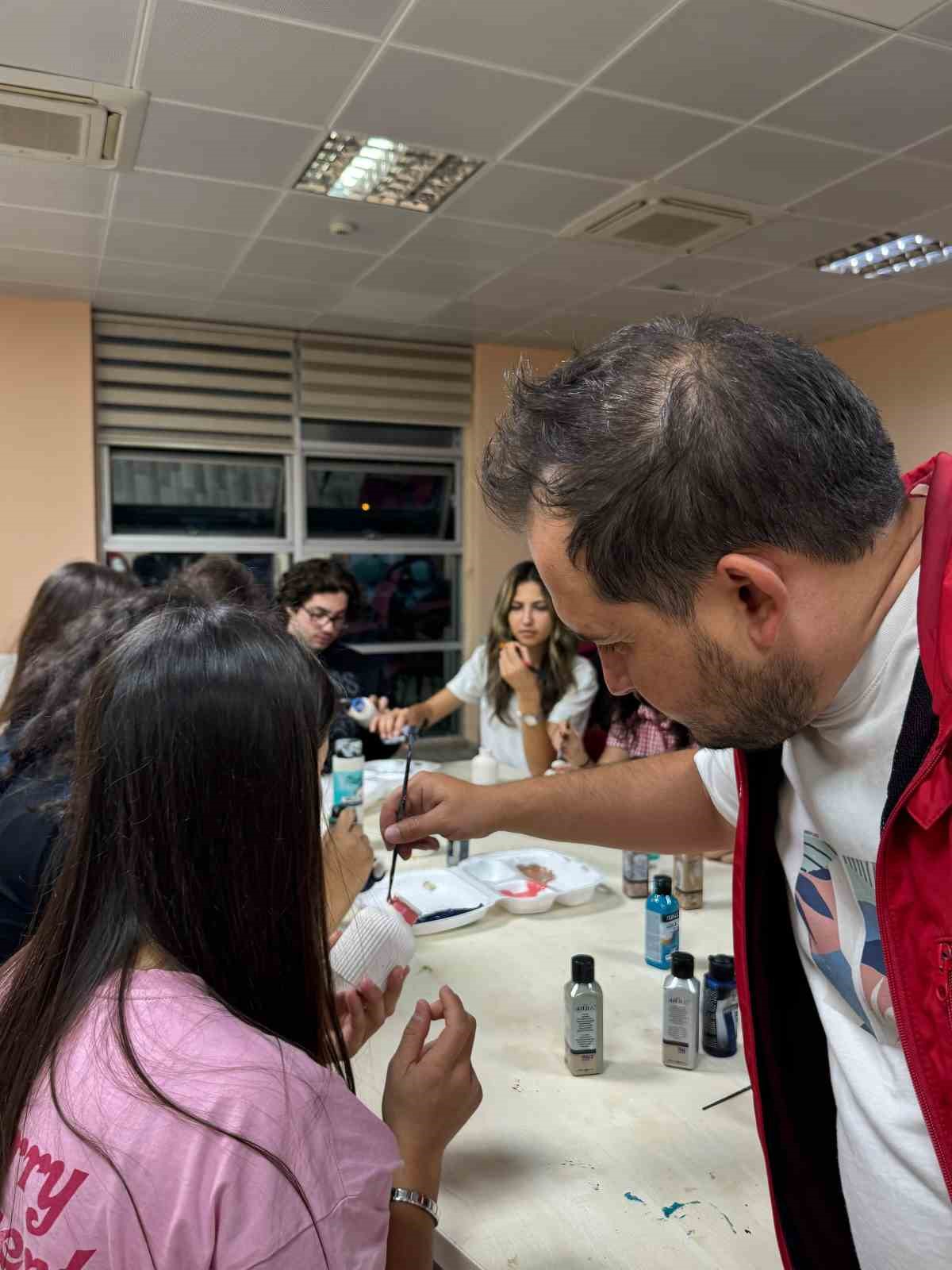Gençler sanatla üretiyor, yeteneklerini geliştiriyor