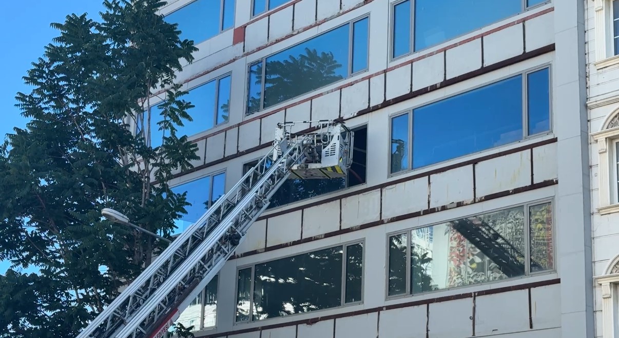 Beyloğlu’nda 6 katlı binada yangın paniği