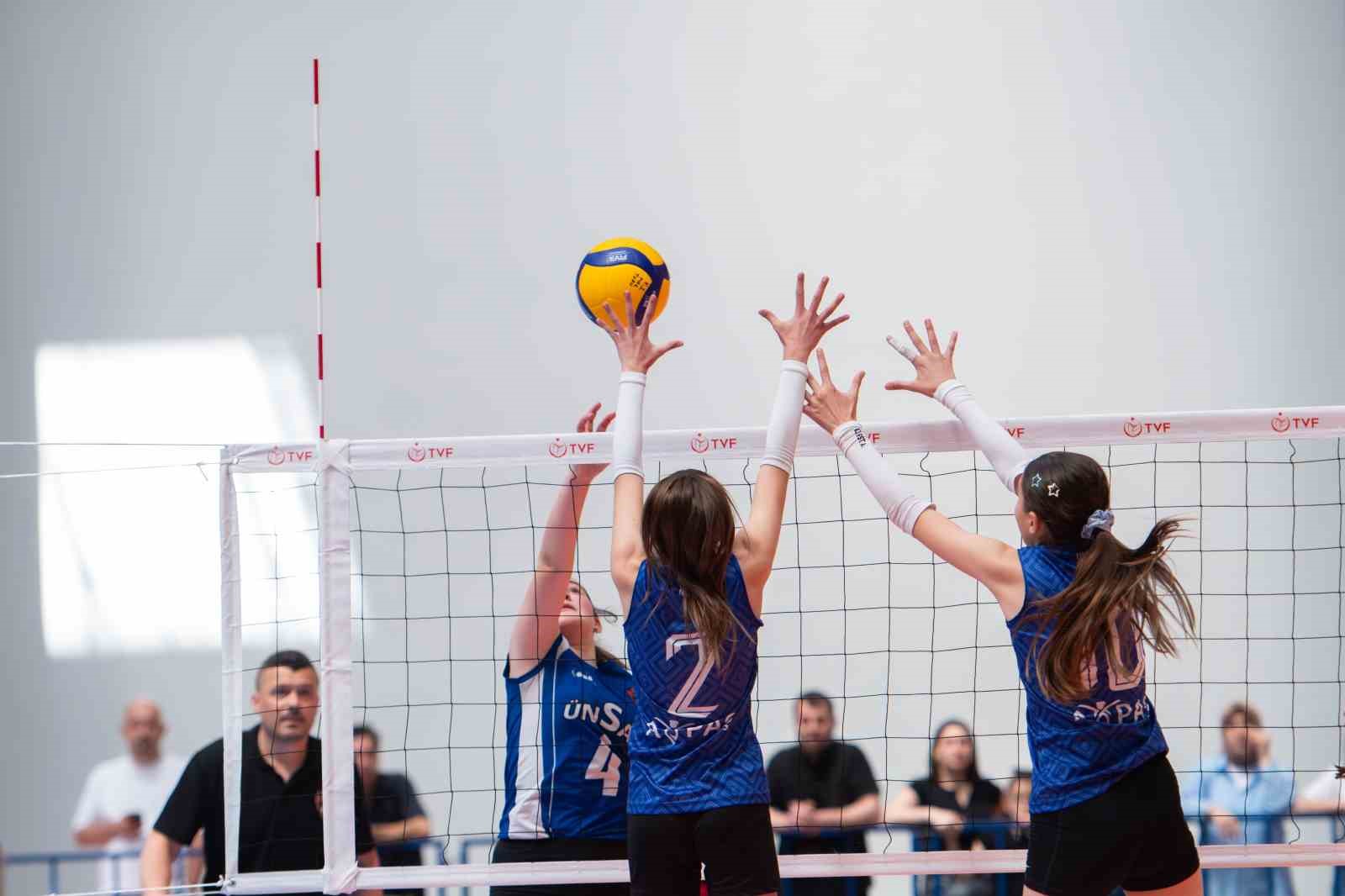 Aydın BBSK Midi Kız Takımı son 16 turuna y&uuml;kseldi