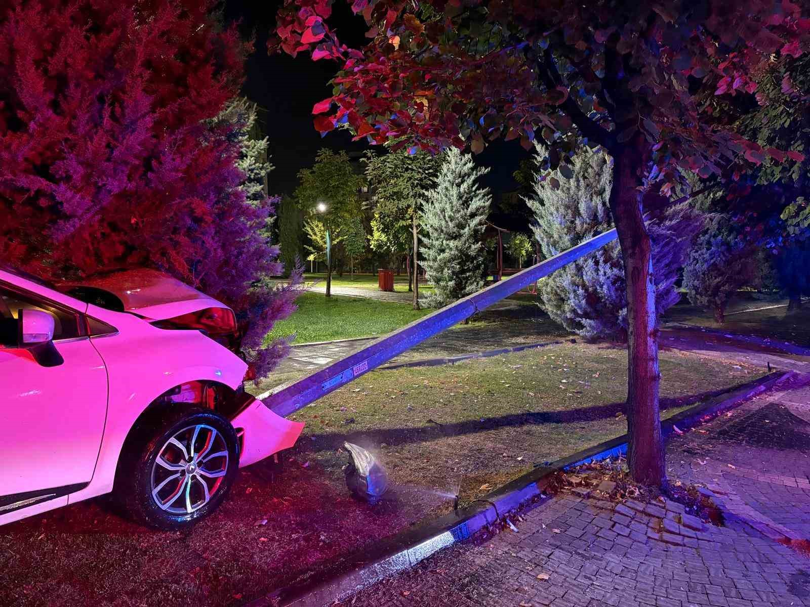 Karşı yola ge&ccedil;en otomobil elektrik direğine &ccedil;arparak durabildi