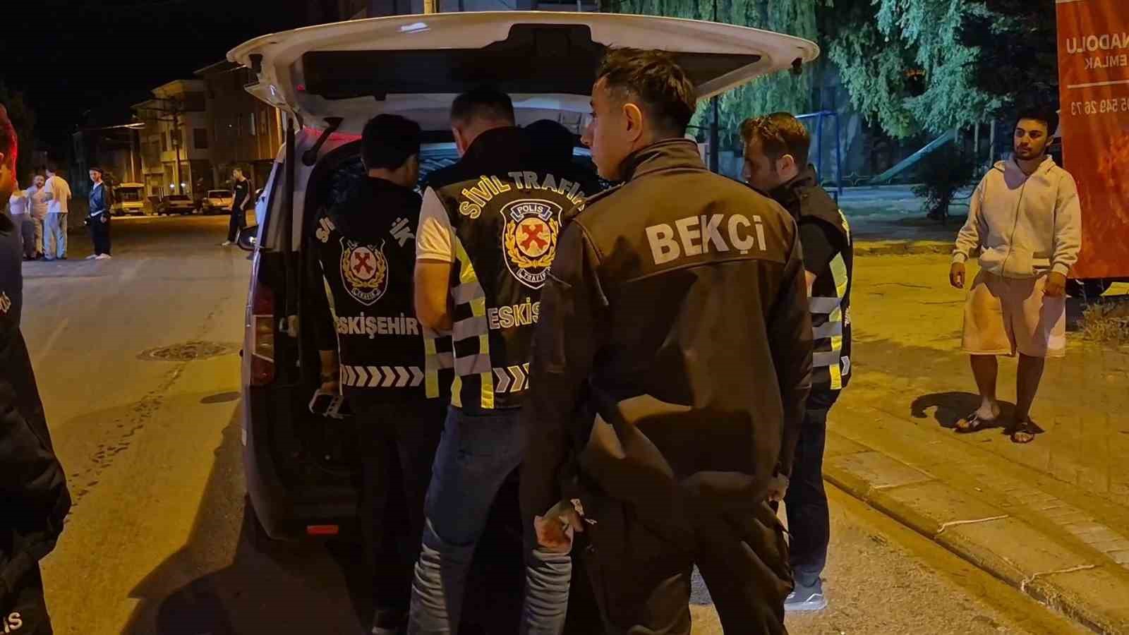 Polis ekiplerine zorluk &ccedil;ıkartan alkoll&uuml; s&uuml;r&uuml;c&uuml; kafasını otob&uuml;s durağına vurdu: "Yanıyorum, su verin. Ben teslim olmaya geldim"
