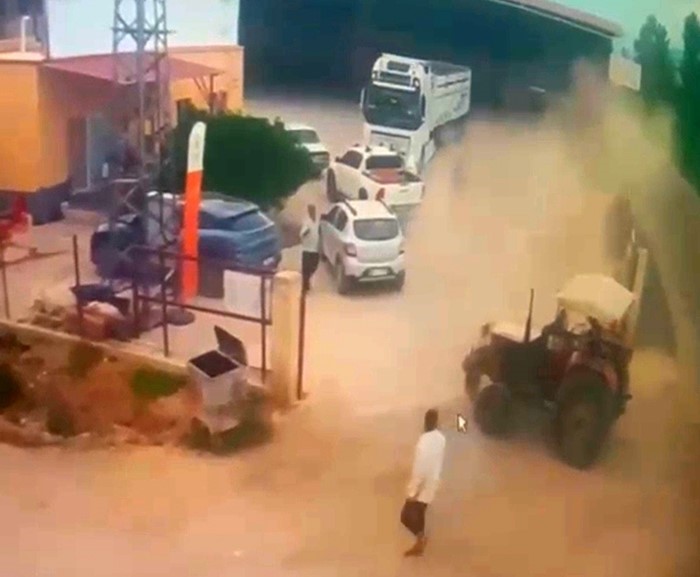 Traktöre çarpan cip şarampole yuvarlandı, 4 kişi yaralandı