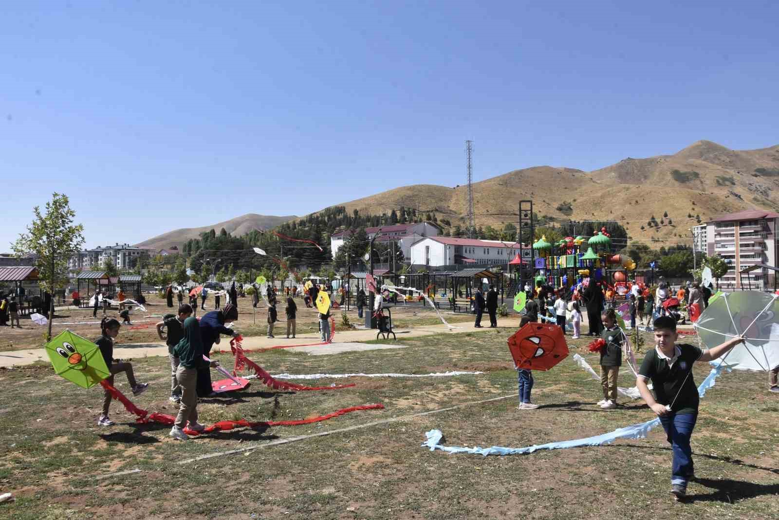 Bitlis&rsquo;teki &ccedil;ocuklar Gazze&rsquo;deki akranları i&ccedil;in u&ccedil;urtmalarını g&ouml;ky&uuml;z&uuml;ne bıraktı