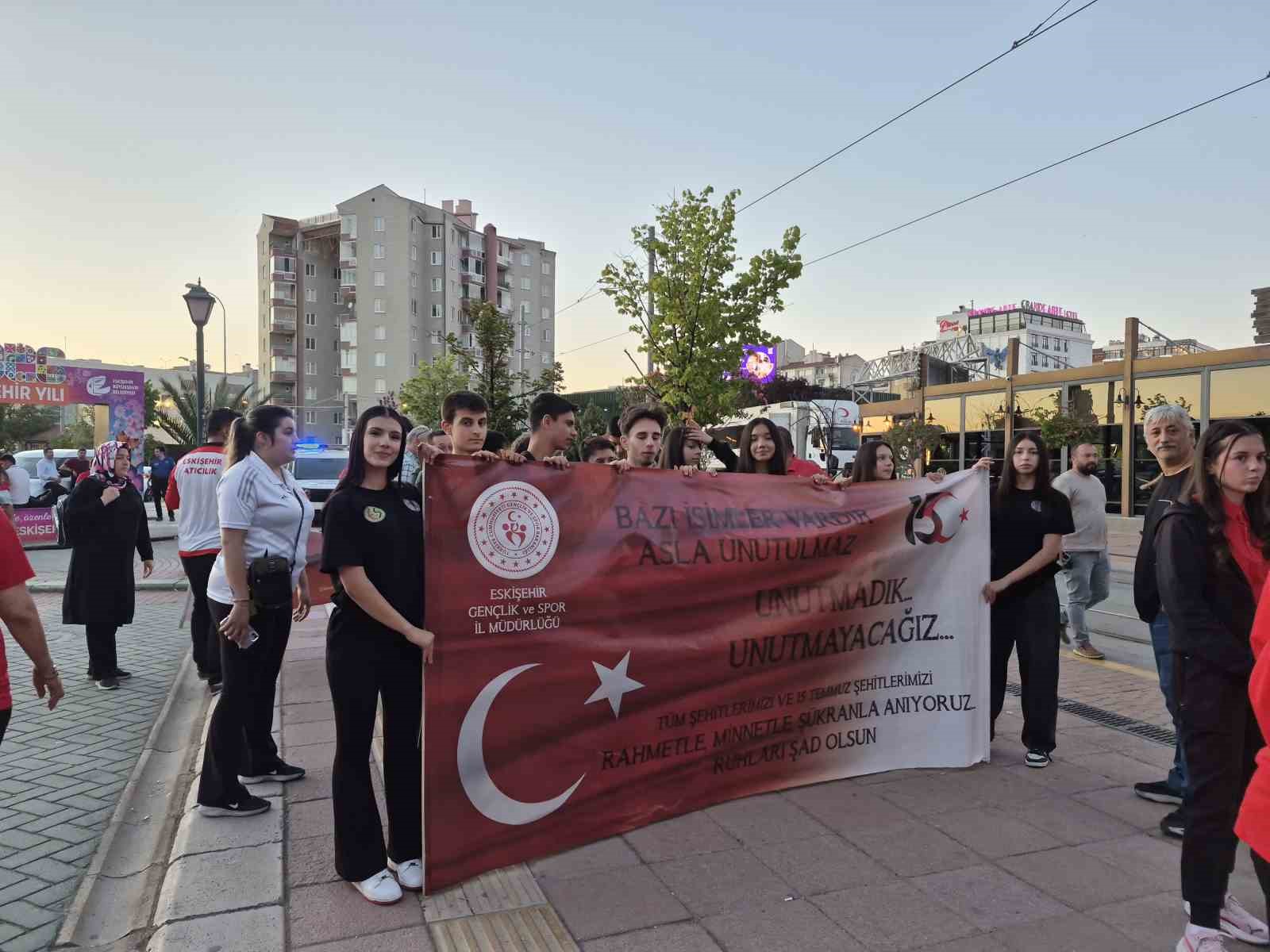 Eskişehir’de milli sporculardan 15 Temmuz’a özel Sancak Koşusu
