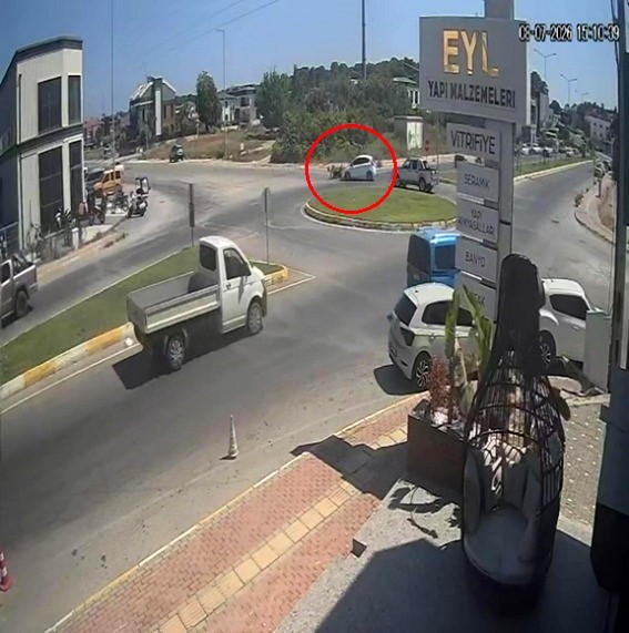 Kaza yapan motosiklet sürücüsü sinirini otomobilin camından çıkardı