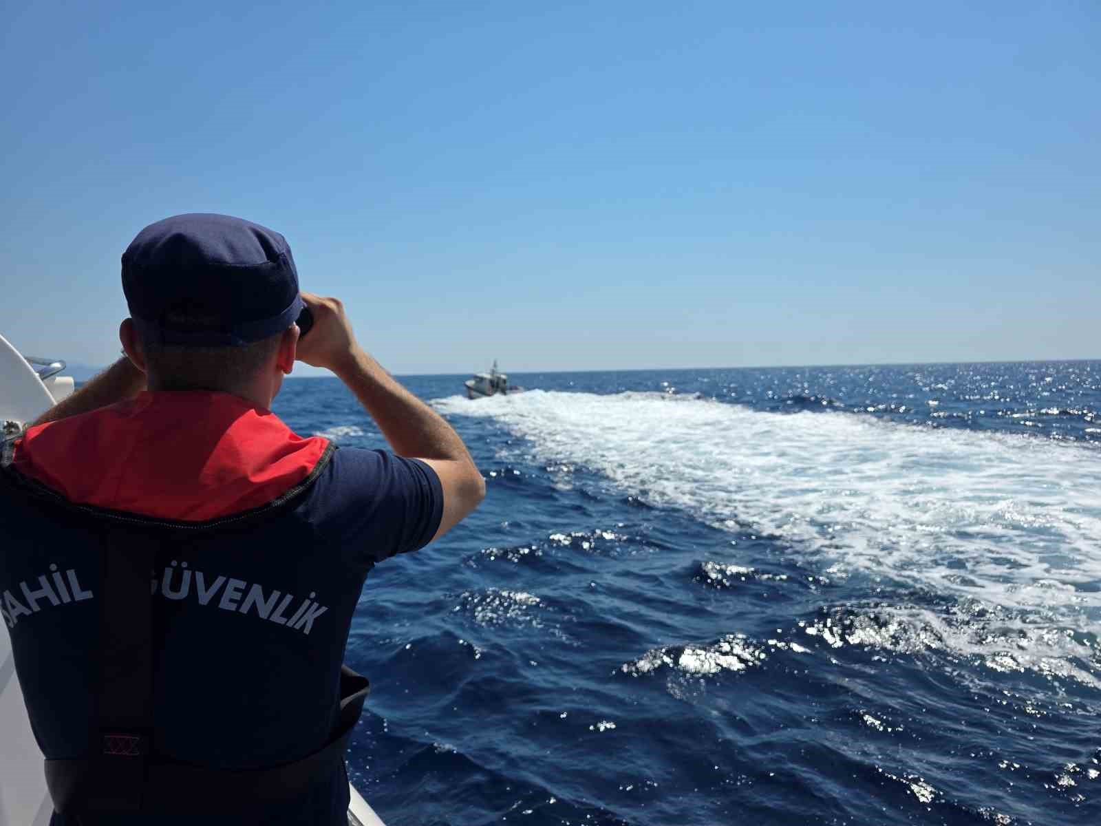 Marmaris açıklarında batan göçmen botunda kayıp 2 kişiyi arama çalışmaları sürüyor