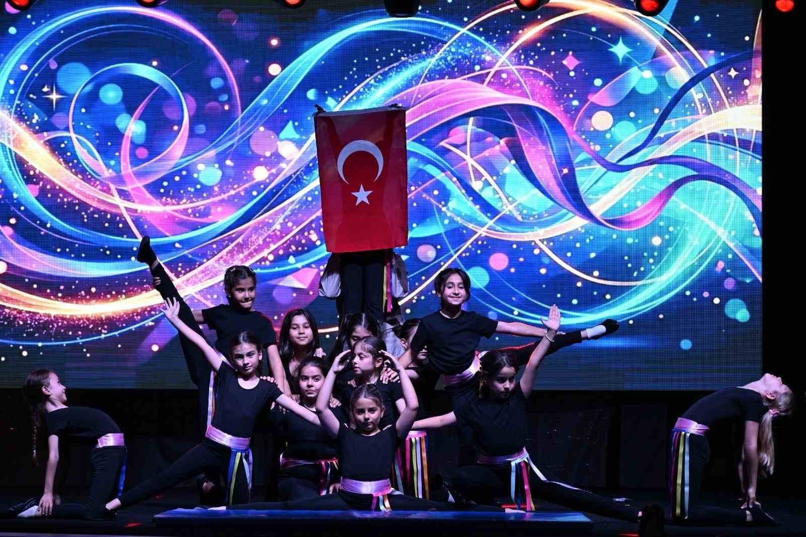 Manisa Büyükşehir’in minikleri yıl sonu gösterisinde alkış topladı
