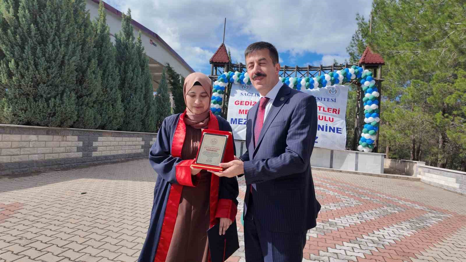 Gediz Sağlık Hizmetleri MYO’dan mezun olan 220 öğrenci sağlık ordusuna katıldı